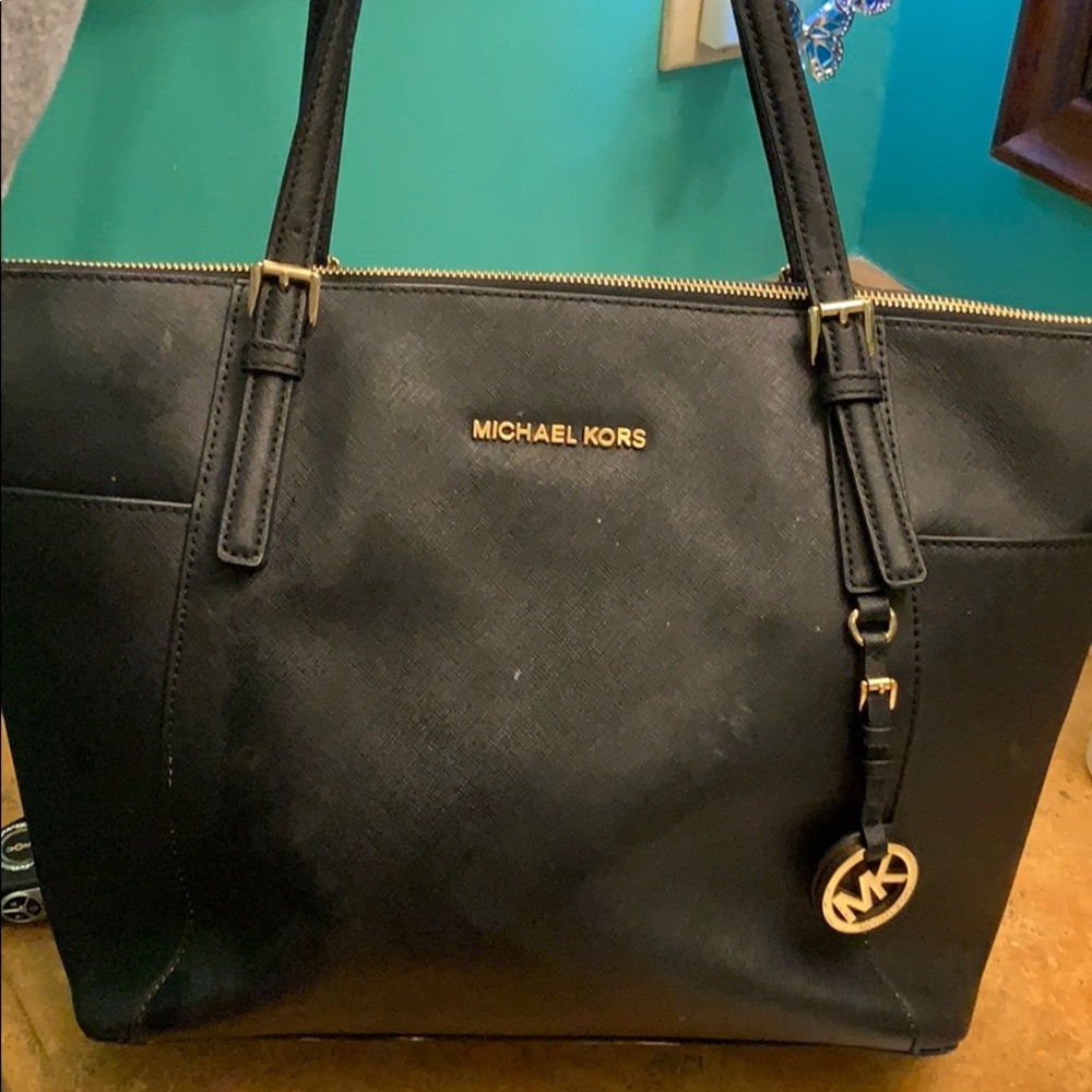 Jet Set Large Saffiano Leather Top-Zip Tote Bag